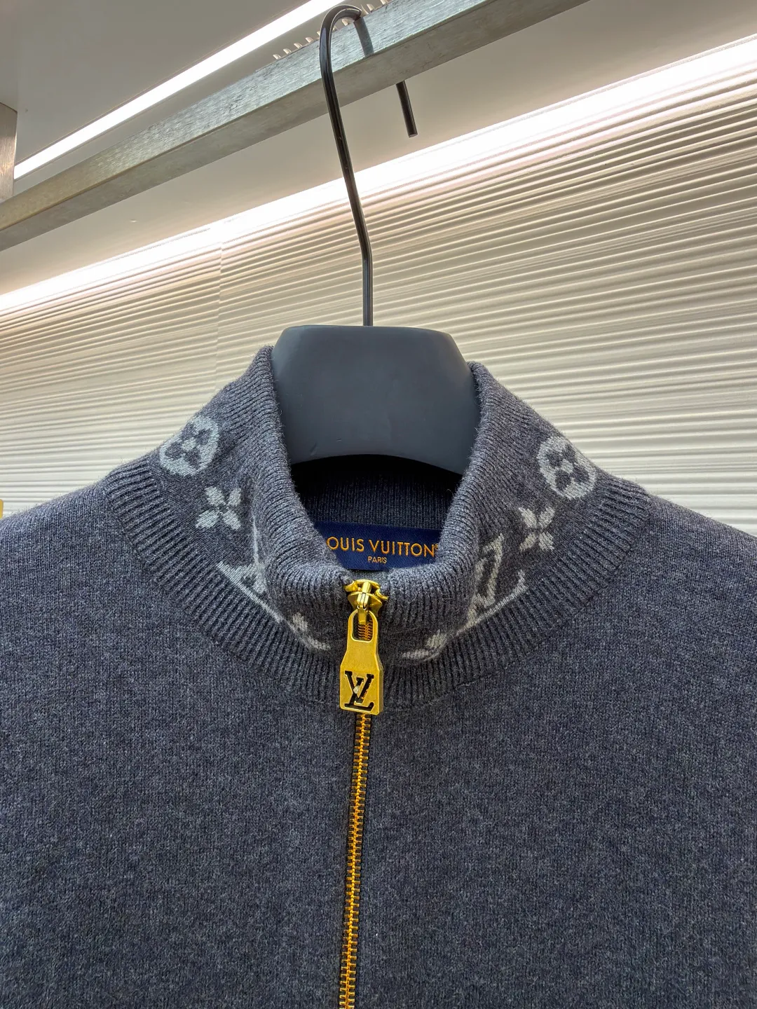 LOUIS VUITTON Wool knitted printed stand collar long sleeves ●Original version: purchased and developed by 16288 ●Item number: 1681616-C05 ●Fabric: wool blended fabric ●Technology: knitted ●Color: gray ●Version: fitted version ●Weight: about 665 grams ●Size: S-M-L-XL ●Description: Made of selected wool blended fabric, it feels soft and delicate and has good warmth retention. After special washing process, it presents a unique aged texture and soft color. The three-dimensional tailoring fits the body shape, and the stand-up collar design with smooth zipper closure makes it neat and stylish to wear. The collar and cuffs are decorated with the brand's iconic Monogram jacquard pattern, with exquisite details that highlight the brand's identity. The body of the garment adopts flat-turn open-stitching technology, the stitches are even and flat, and the lines are clear and smooth. The pockets on both sides are designed to be practical and beautiful, and the edges are reinforced to ensure durability. The ribbed design on the hem and cuffs is both windproof and warm and can modify your figure. The entire jacket embodies Louis Vuitton's ultimate pursuit of quality and craftsmanship from fabric selection, tailoring to detail processing. It not only retains the elegant style of classic items, but also incorporates modern design language, making it suitable for various occasions and showing a low-key and luxurious fashion attitude. The overall wiring is straight and delicate, the fabric is comfortable and soft, and the color is consistent without color difference. It can be matched with the same style to create a fashionable look and control various occasions. Customized accessories, complete with three standards, same style for men and women!